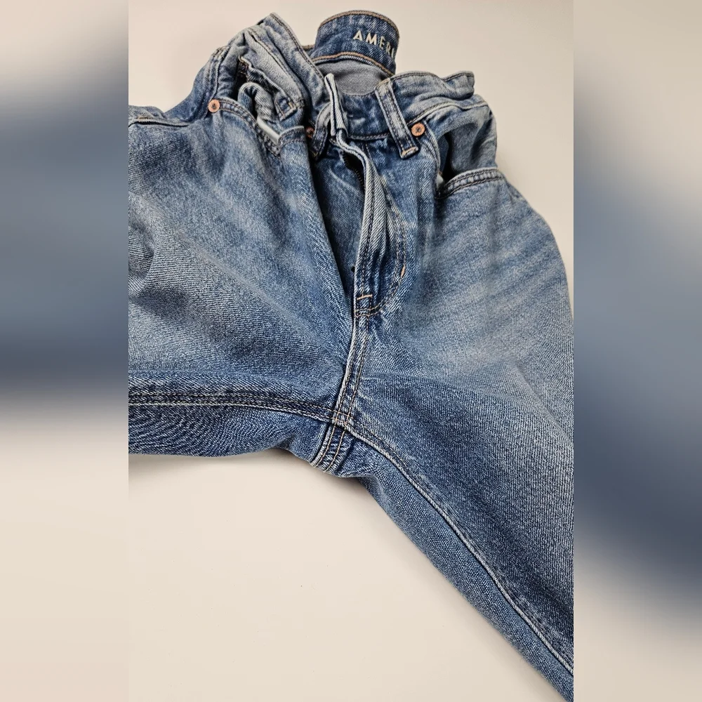American Eagle Outfitters Strigid Ripped Mom Jean In Blue - Picture 2 of 8